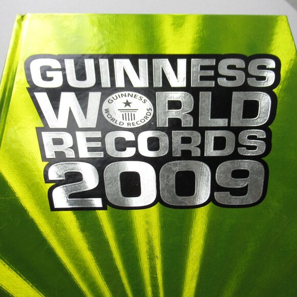 2009 Guinness World Records Book - Picture 1 of 7